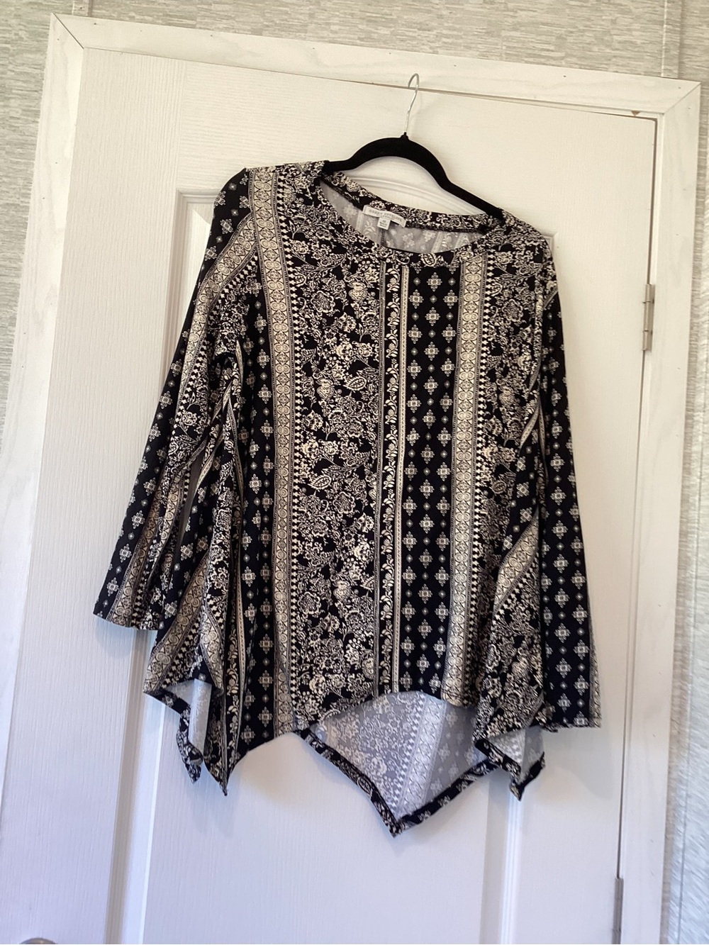 Green Envelope Black & Cream Patterned Handkerchief Hem Blouse 1X EUC